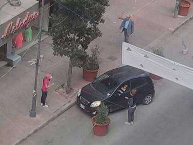 Trzy dziewczyny próbujące zaparkować auto na pustej ulicy