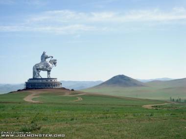 Pomnik Dżyngis Chana na stepach Mongolii