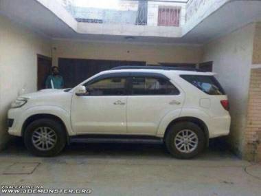 Hindusowi-szoferowi szef nie wypłacił pensji, więc ten zaparkował jego samochód po raz ostatni
