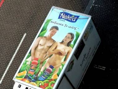 Soki "Naked" - pomysł na reklamę właściwie nasuwa się sam