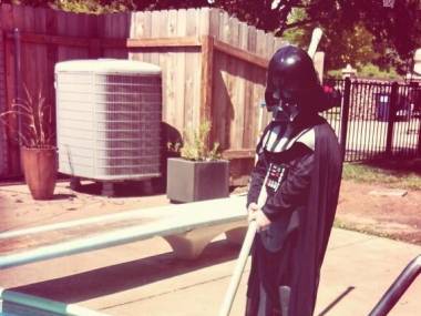 Młody Darth Vader ciułający pieniądze na Gwiazdę Śmierci