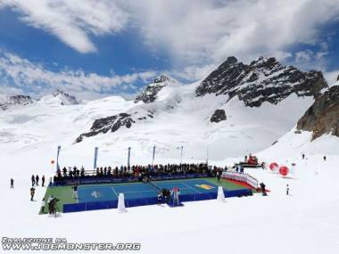 Mecz tenisa między Rogerem Federerem a Lindsey Vonn rozegrany na lodowcu w Szwajcarii
