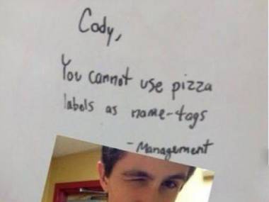 "Cody, nie możesz użyć etykiety pizzy jako tabliczki z imieniem. Kierownictwo"