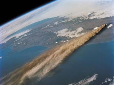 Erupcja wulkanu widziana z kosmosu