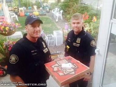 Kierowca Pizza Hut miał wypadek, więc chłopaki postanowili trochę mu pomóc
