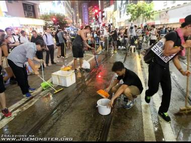 Protestujący studenci w Hong Kongu sprzątają po swoim marszu