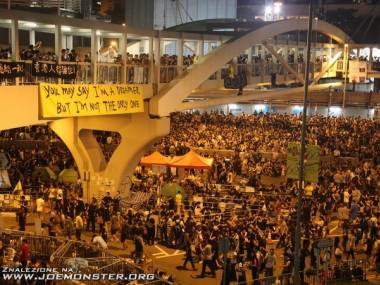 Protestujący mieszkańcy Hong Kongu cytują Lennona