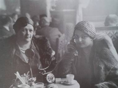 Na przełomie lat 20. i 30. modne stały się w Warszawie kawiarnie z telefonami. Numer na stole był jednocześnie numerem telefonu. Panowie siedzący przy innym stoliku mogli w dyskretny sposób zadzwonić do pań i niezobowiązująco poflirtować