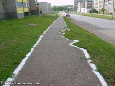 Trawnik wyznaczył linie ścieżki