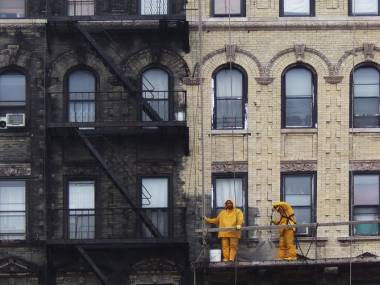 Budynek w Nowym Jorku przed i po czyszczeniu myjką wysokociśnieniową