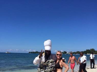 Sprzedawca marihuany na plaży w Jamajce