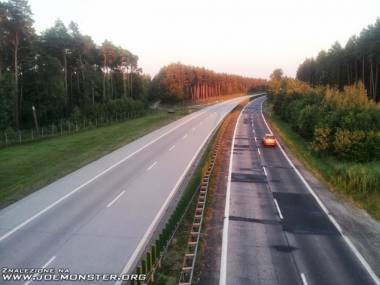 Autostrada A18: z lewej strony wyjazd do Niemiec, z lewej strony "Witamy w Polsce!"