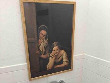 Niewinny obraz w toalecie