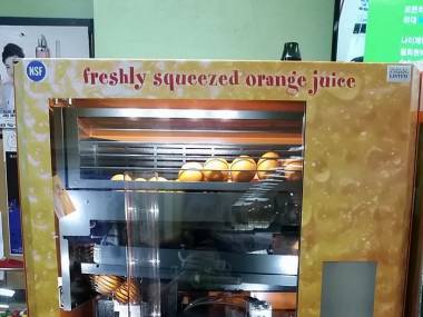 Automat, który "na żywo" przygotowuje sok ze świeżo wyciśnietych pomarańczy