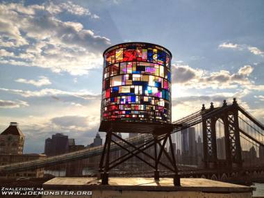 Zbiornik na wodę wykonany z witraży w Brooklynie w Nowym Jorku