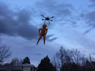 Bocian przynosi dzieci, a dron gumowe lale