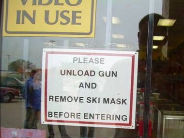 Prosimy rozładować broń i zdjąć kominiarkę przed wejściem do sklepu
