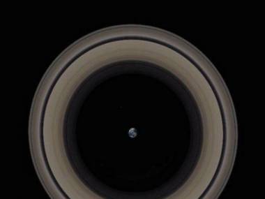 Ziemia i pierścienie Saturna