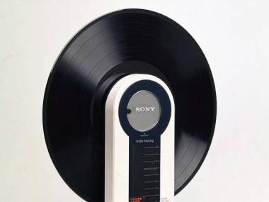 Przenośny odtwarzacz płyt gramofonowych z 1982 roku