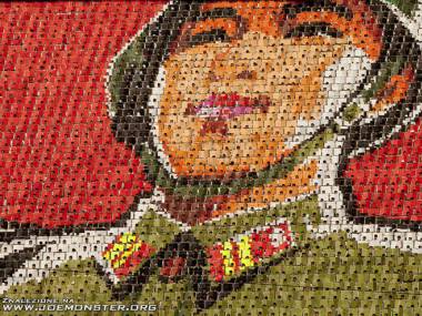 2000 dzieci w stolicy Korei Północnej utworzyło portret żołnierza