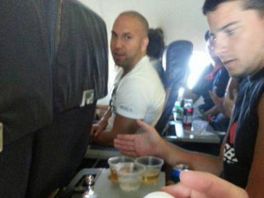 Beer Pong w samolocie by szybciej mijał czas podróży