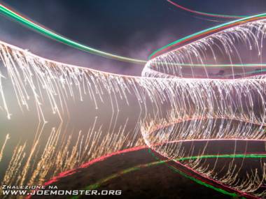 Przelot drona z podczepionymi fajerwerkami uwieczniony na zdjęciu z długim czasem naświetlania