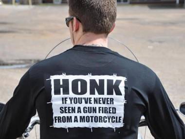 Zatrąb jeśli nie widziałeś nigdy motocyklisty strzelającego z pistoletu