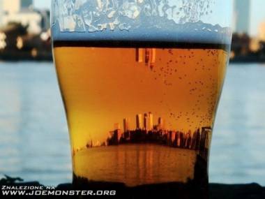 Miasto przefiltrowane przez szklankę piwa