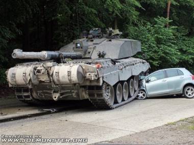18-latka w Niemczech nie zauważyła kolumny czołgów, kiedy skręcała w ulicę, gdzie poruszały się maszyny 