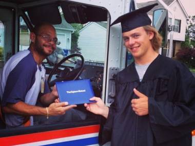 Ukończył uczelnię on-line i właśnie przywieźli mu dyplom