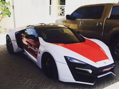 Nowy samochód policji w Dubaju - dobija do setki w 2,8 sekundy i ma 770KM