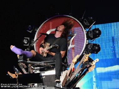 Pomimo złamanej nogi Dave Grohl dalej daje koncerty