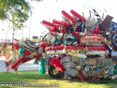 Rzeźba ze śmieci znalezionych w Morzu Egejskim