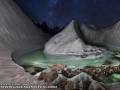 Zdjęcie jeziora ukrytego wewnątrz góry w Himalajach wykonane przy pomocy drona