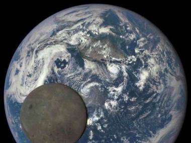 Zdjęcie opublikowane przez NASA. Księżyc na tle Ziemi