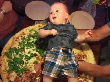 Ogromna pizza - chłopczyk dla porównania