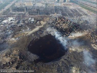 Krater po wybuchu w Tiencin w Chinach, w wyniku którego zginęło ponad 100 osób