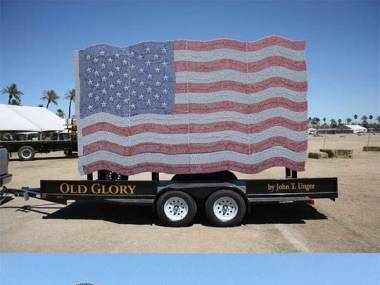 Amerykańska flaga wykonana z 20000 kapsli od piwa Budweiser