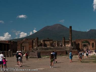 Wezuwiusz nad ruinami Pompei