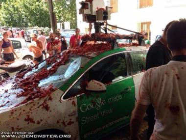 Samochód Google Maps po hiszpańskiej tomatinie