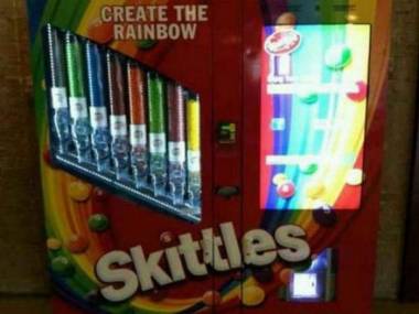 Automat umożliwiający stworzenie własnej kombinacj kolorów Skittles w torebce
