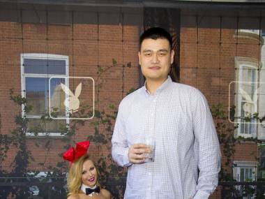 Yao Ming i średniej wielkości króliczek Playboya