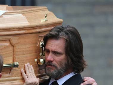 Jim Carrey niesie trumne byłej dziewczyny podczas jej pogrzebu w Kalifornii