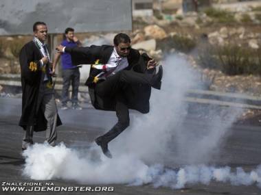 Palestyński prawnik odkopuje pojemnik z gazem łzawiącym w stronę izraelskiego wojska