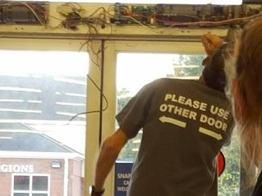 "Proszę użyć innych drzwi" - zapewne koszulka firmowa