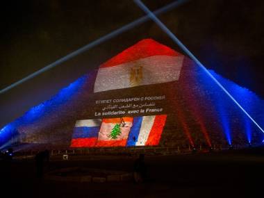 Piramida w Egipcie podświetlona w geście solidarności z Rosją, Libanem i Francja