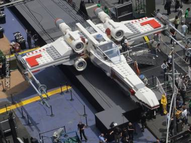 X-Wing w skali 1:1 wykonany z 5 milionów klocków LEGO wylądował na Times Square w Nowym Jorku