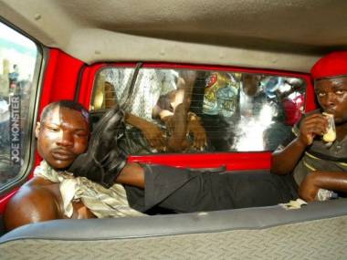 Żołnierz na Haiti eskortuje podejrzanego o zabójstwo