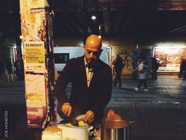 Syryjczyk rozdaje jedzenie bezdomnym Niemcom