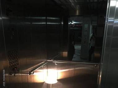 Wreszcie poradzili sobie z brakiem oświetlenia w windzie